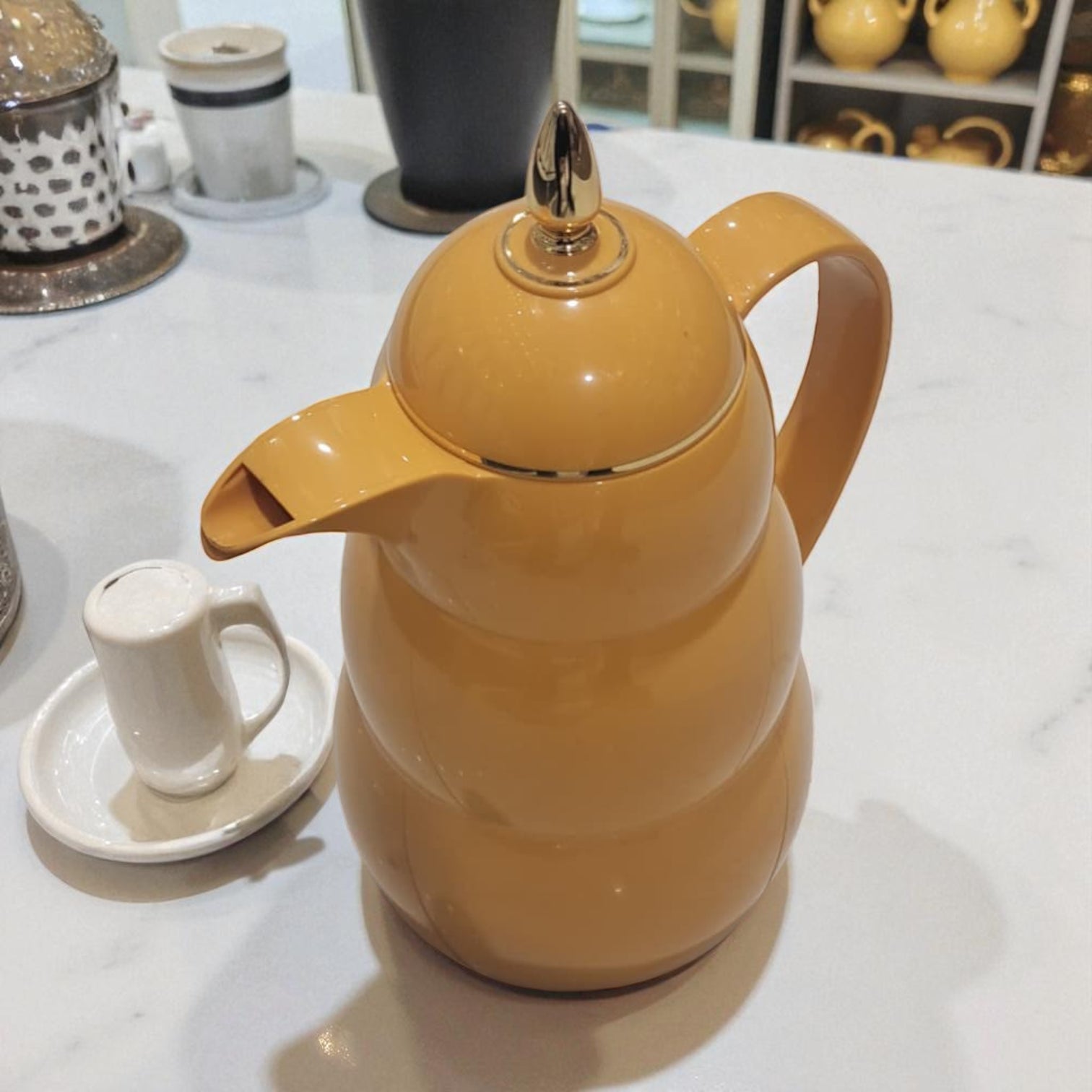 Premium Golden Insulated Thermos 1.0L – Luxury Double Wall Vacuum Flask with Gold Lid & Handle, Long-Lasting Heat & Cold Retention, and Elegant Curved Design for Coffee, Tea & Hospitality Use - Damoo