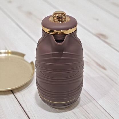 Premium Brown Insulated Thermos Jug 1.0L – Elegant Gold-Accented Vacuum Flask with Textured Design, Long Heat & Cold Retention, and Comfortable Handle for Daily Use - Damoo