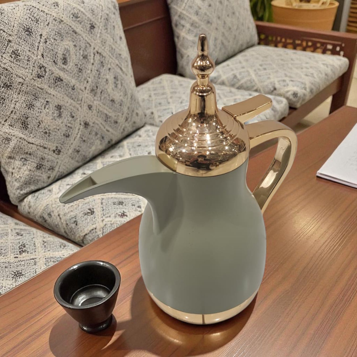 Luxury Arabic Dallah-Style Green Thermos 1.0L – Elegant Gold Handle & Lid, Premium Insulated Vacuum Flask for Coffee & Tea, Long Heat Retention, Ideal for Home, Office & Majlis Use - Damoo