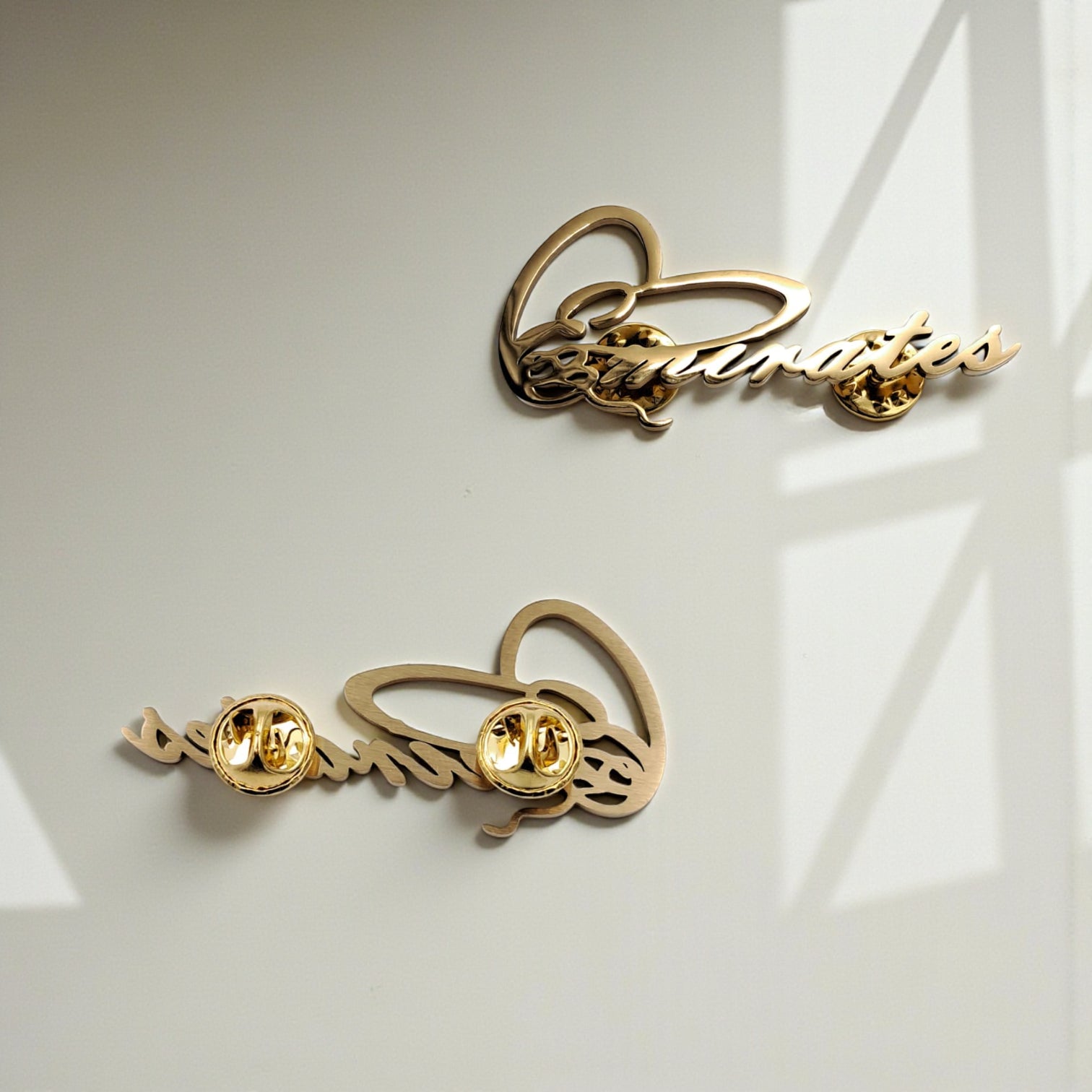 Emirates Script Metal Badge – Elegant Calligraphic Lapel Pin with Stylish Design for National Day, Flag Day, and Patriotic Celebrations