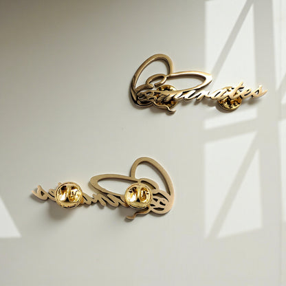 Emirates Script Metal Badge – Elegant Calligraphic Lapel Pin with Stylish Design for National Day, Flag Day, and Patriotic Celebrations