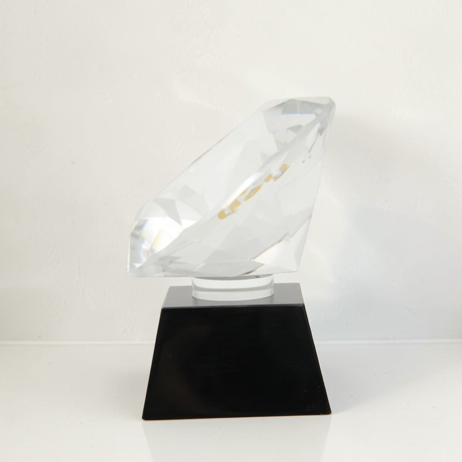 Crystal Arabic Calligraphy Ornament “قهوة” – Luxury Coffee Word Crystal Décor with Black Base, Elegant Home and Majlis Display Piece - Damoo