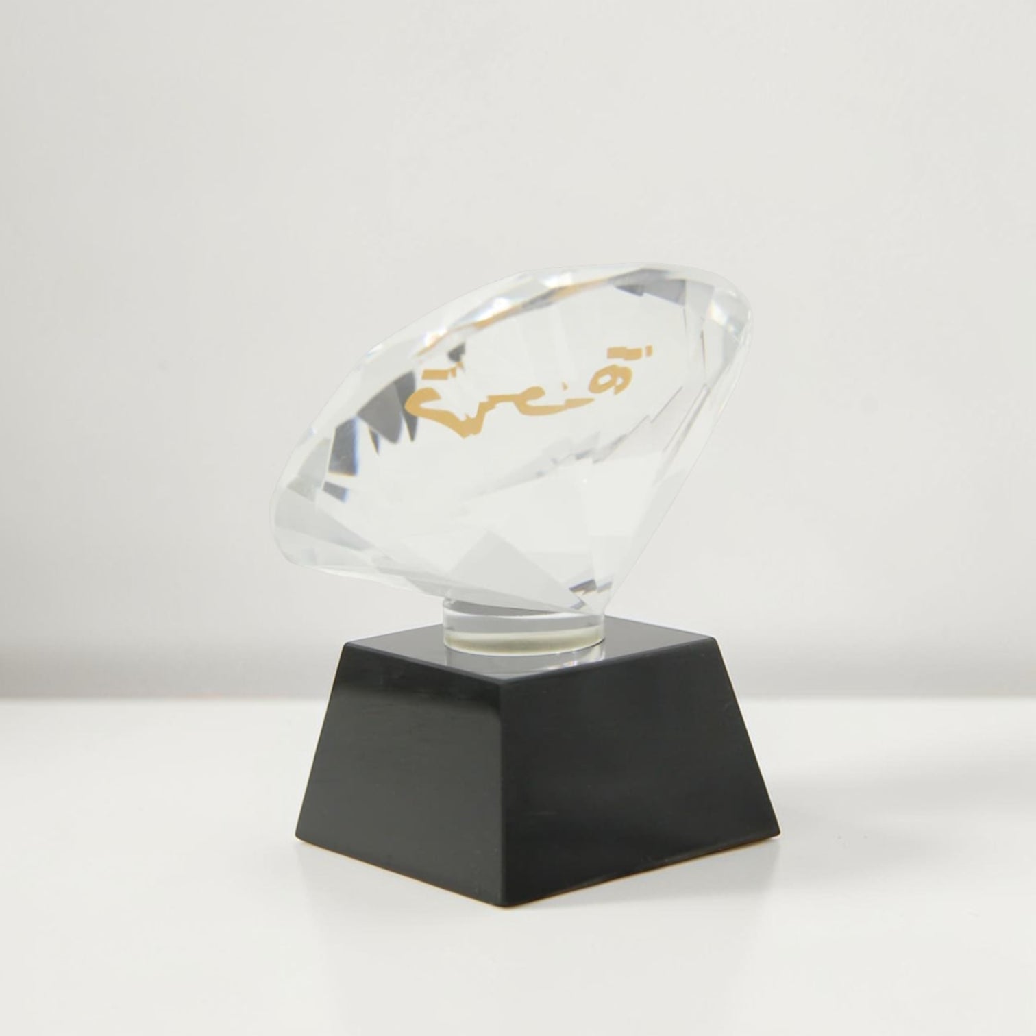 Crystal Arabic Calligraphy Ornament “قهوة” – Luxury Coffee Word Crystal Décor with Black Base, Elegant Home and Majlis Display Piece - Damoo