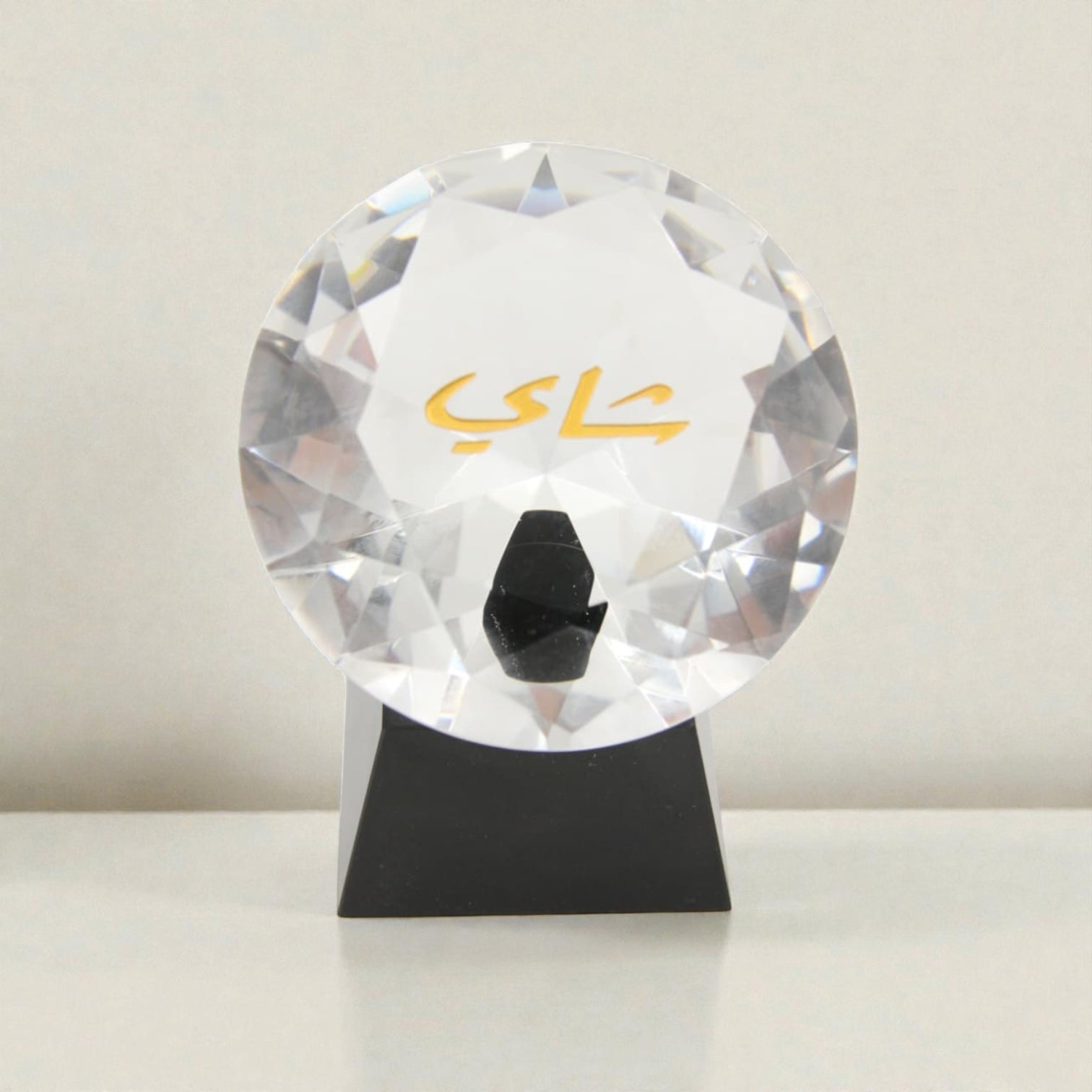 Luxury Crystal Tea Display Ornament with Gold Arabic Calligraphy "شاي" – Elegant Faceted Glass Decorative Piece on Black Stand for Home, Office, and Gift Decor** - Damoo