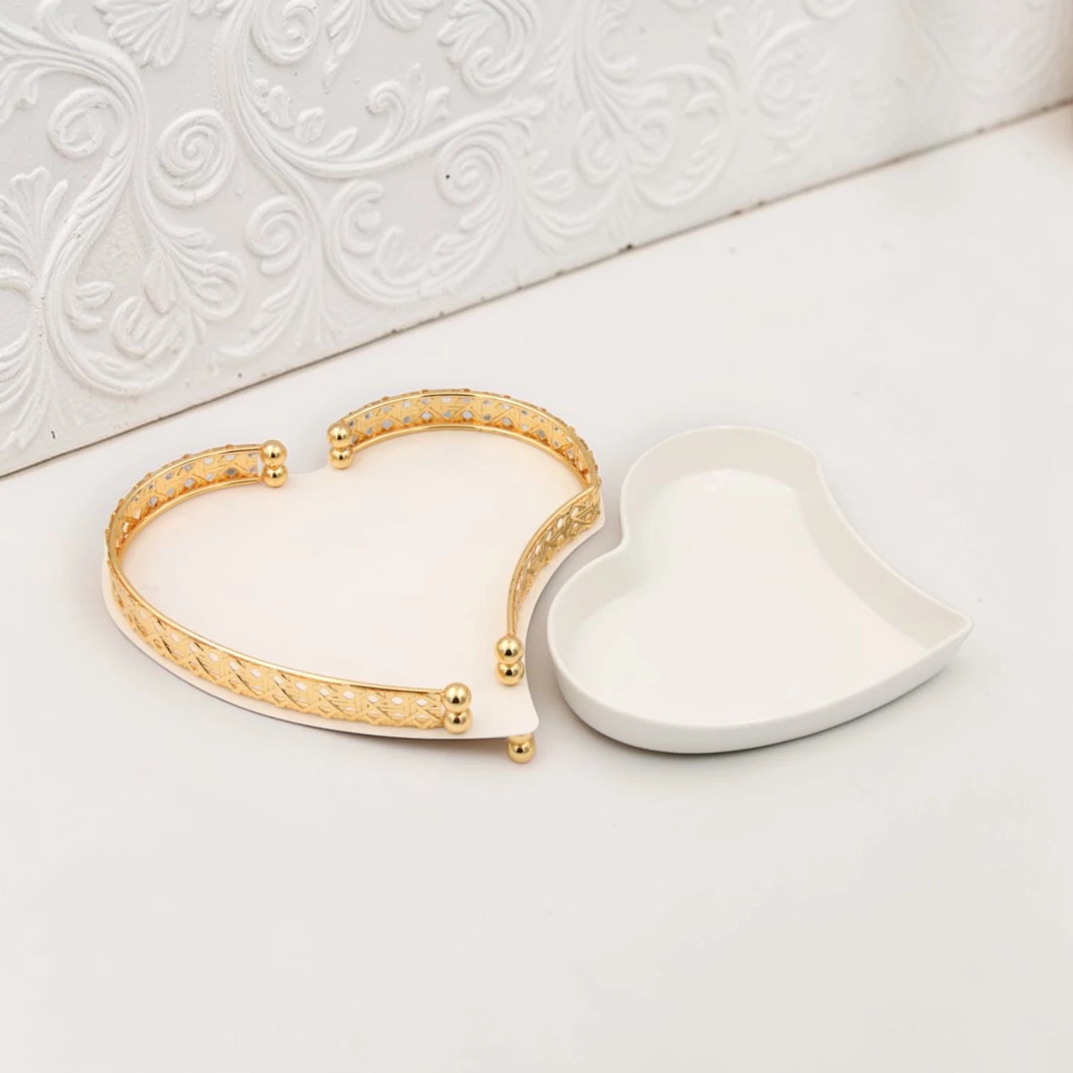 Al Habbai Heart Shaped Covered Serving Dish with Lid – Decorative Candy, Dates & Dessert Serving Bowl with Elegant Stand for Majlis, Home & Hospitality Table Presentation - Damoo