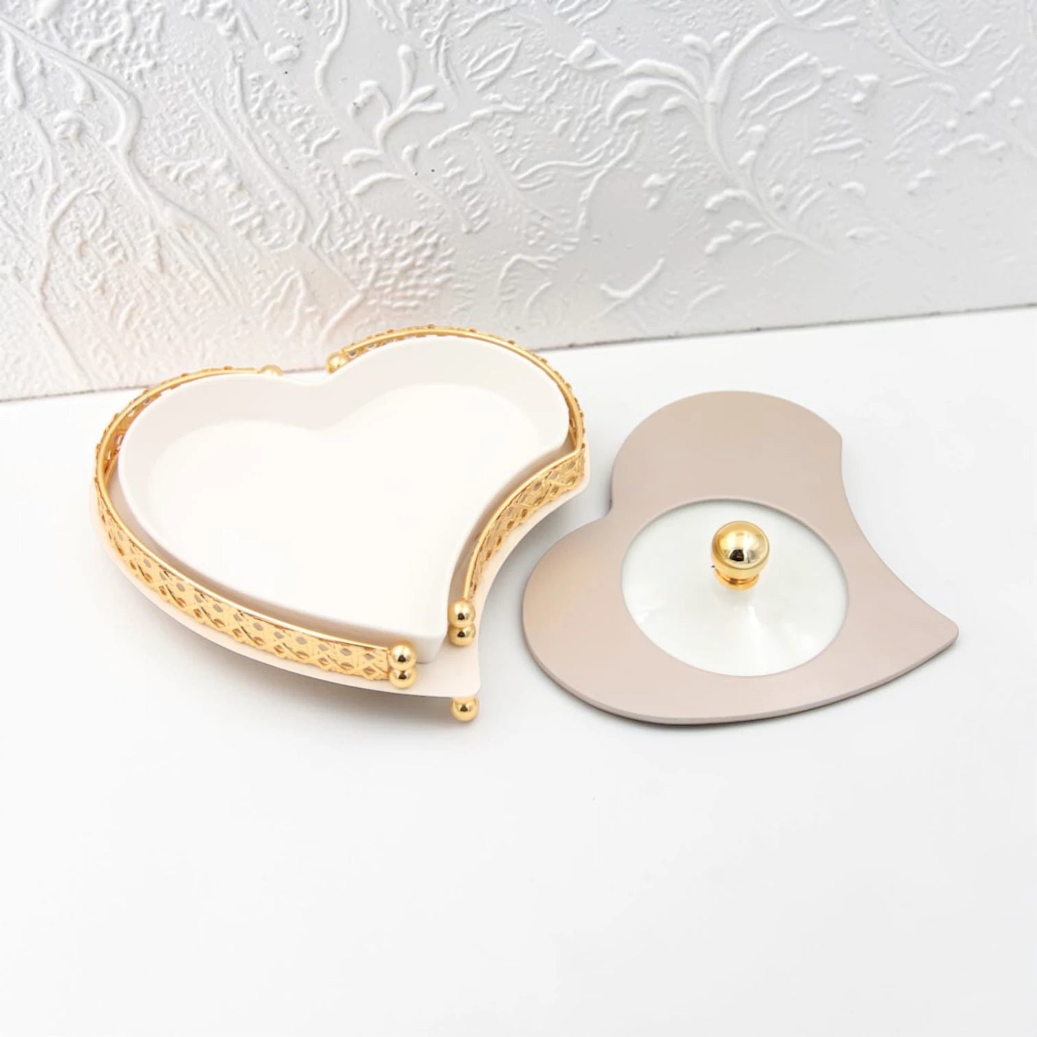 Al Habbai Heart Shaped Covered Serving Dish with Lid – Decorative Candy, Dates & Dessert Serving Bowl with Elegant Stand for Majlis, Home & Hospitality Table Presentation - Damoo