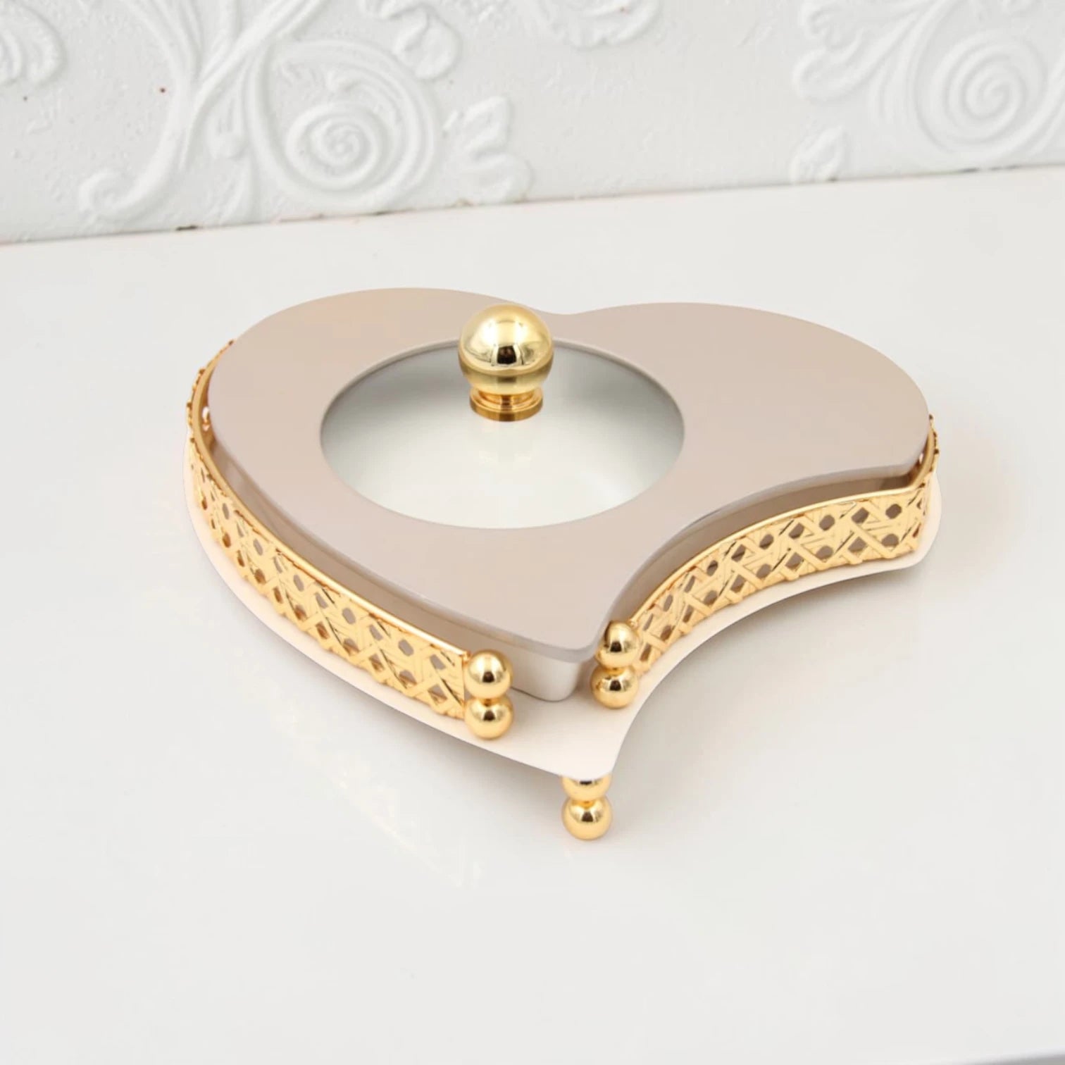 Al Habbai Heart Shaped Covered Serving Dish with Lid – Decorative Candy, Dates & Dessert Serving Bowl with Elegant Stand for Majlis, Home & Hospitality Table Presentation - Damoo