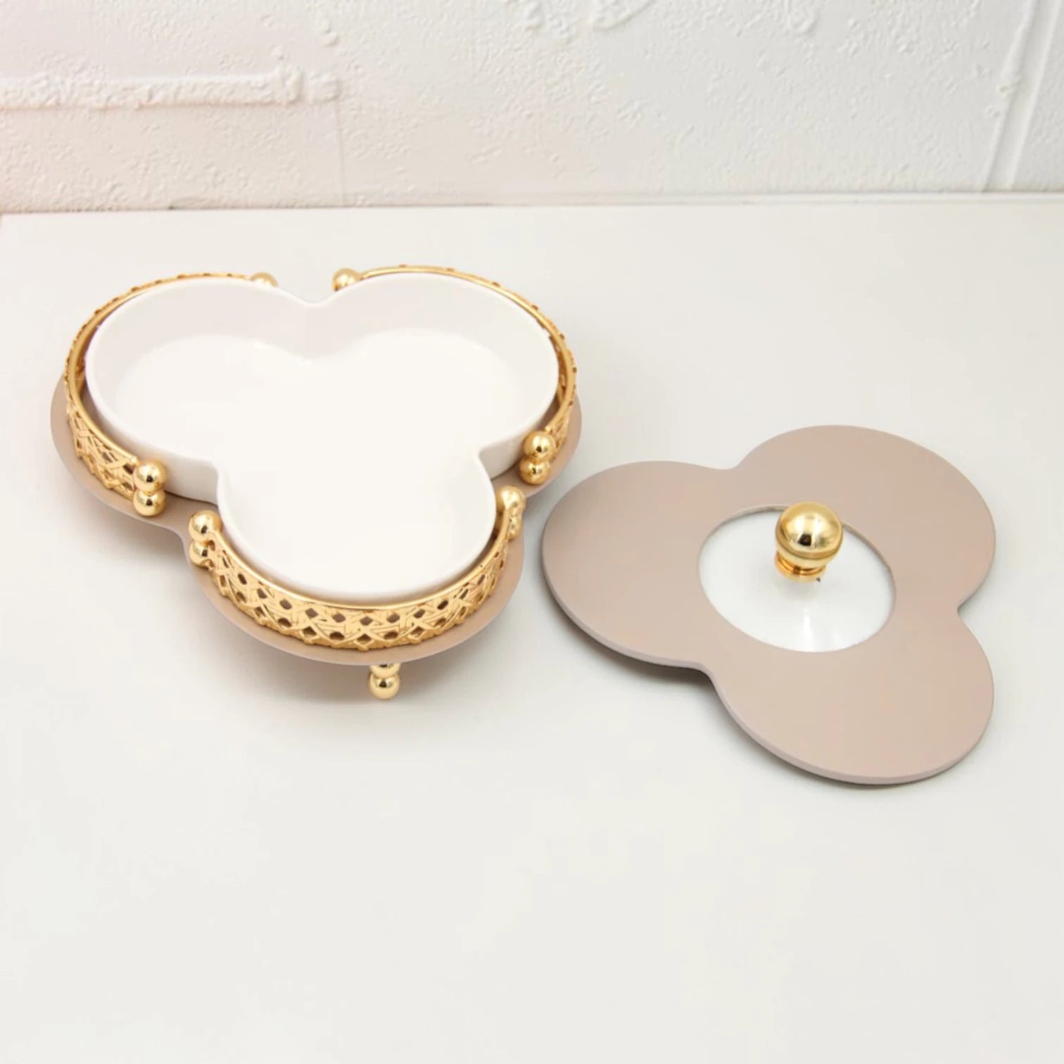 Al Habbai Clover Shaped Covered Serving Dish with Lid and Decorative Stand – Candy, Dates & Dessert Serving Bowl for Majlis and Hospitality - Damoo