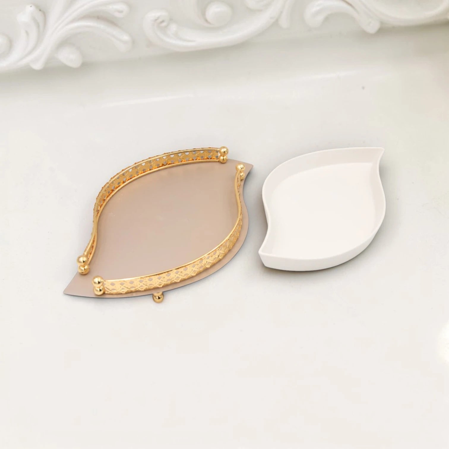 Al Habbai Large Leaf Shape Covered Serving Dish with Decorative Stand – Elegant Dates, Dessert, Candy & Snack Bowl for Majlis Hospitality - Damoo