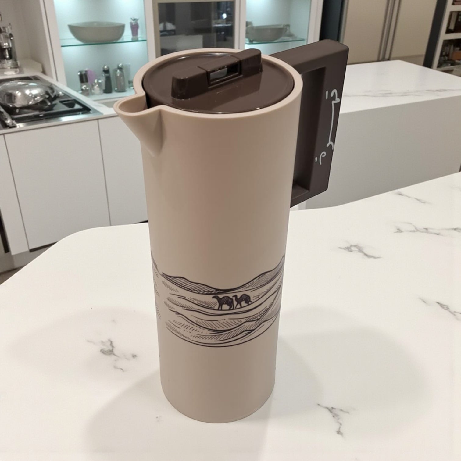 1L Arabic Style Vacuum Flask with Camel Desert Design – Double Wall Insulated Coffee Thermos with Secure Lid and Ergonomic Handle - Damoo