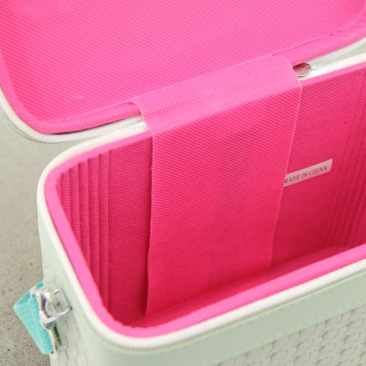 Luxury Portable Makeup Storage Box with Handle and Shoulder Strap – Large Cosmetic Organizer Case with Zipper Travel Beauty Bag (22x19x10.5cm) - Damoo