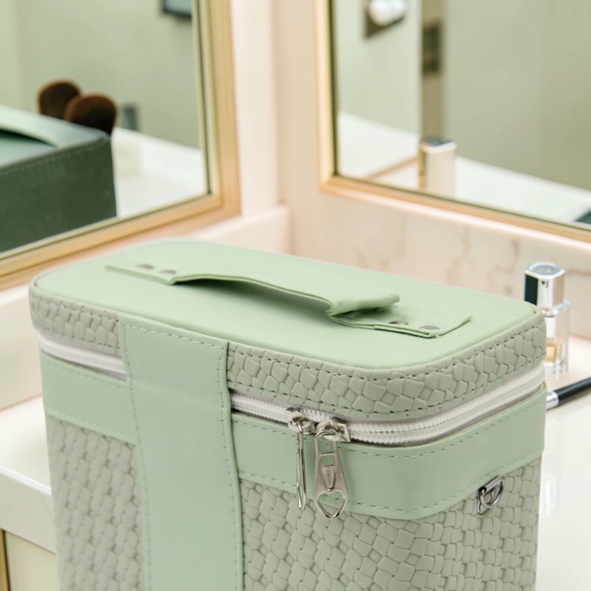 Luxury Portable Makeup Storage Box with Handle and Shoulder Strap – Large Cosmetic Organizer Case with Zipper Travel Beauty Bag (22x19x10.5cm) - Damoo