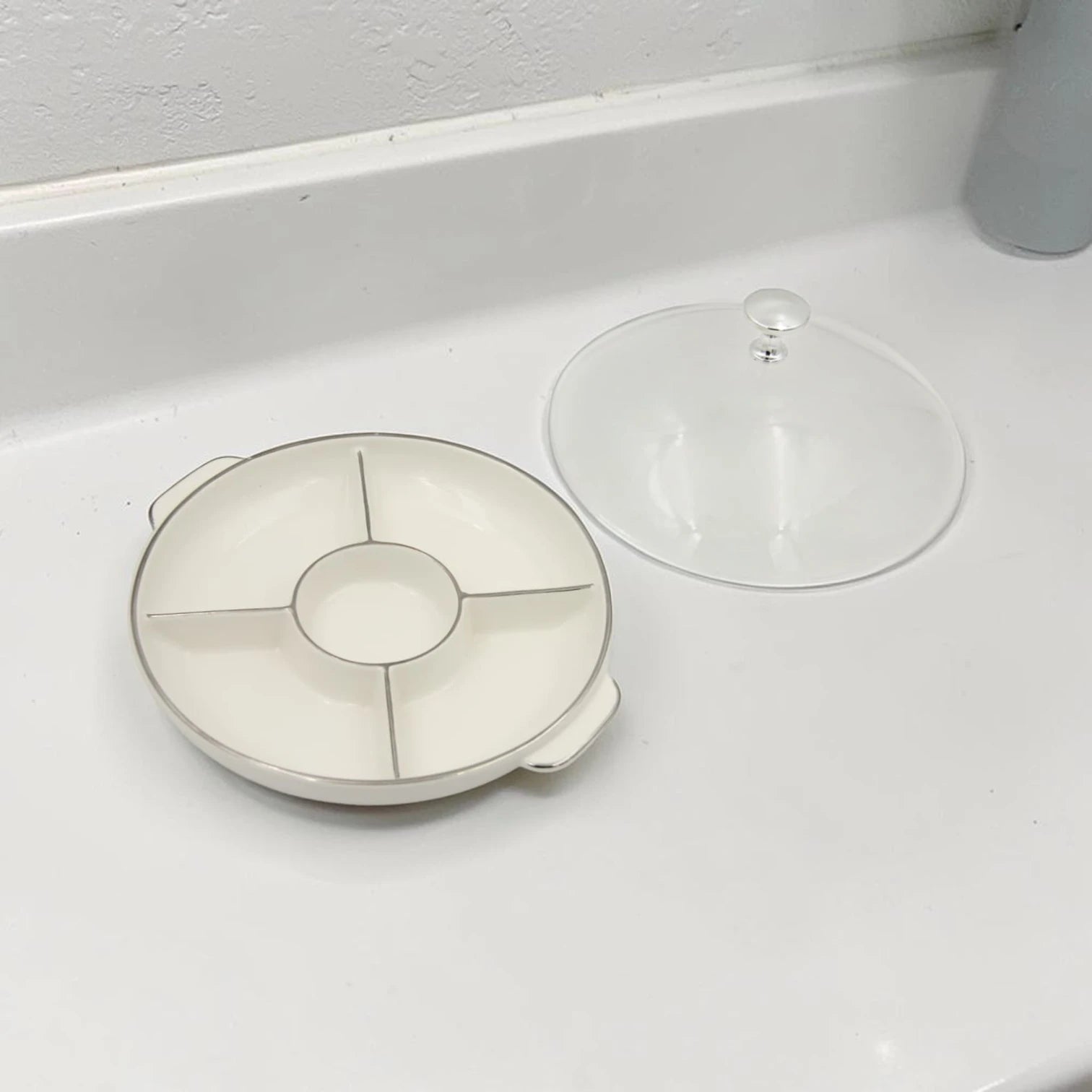 Round Sectioned Serving Tray with Lid & Handles – Multi-Compartment Snack & Appetizer Serving Plate with Covered Top (16H x 30L × 26W CM) - Damoo