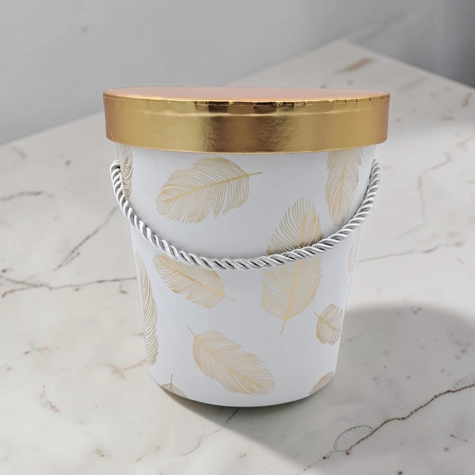 Round Floral Gift Storage Box with Lid and Rope Handle – Decorative Feather Pattern Gift Box for Flowers, Hampers, Chocolates & Special Occasions - Damoo