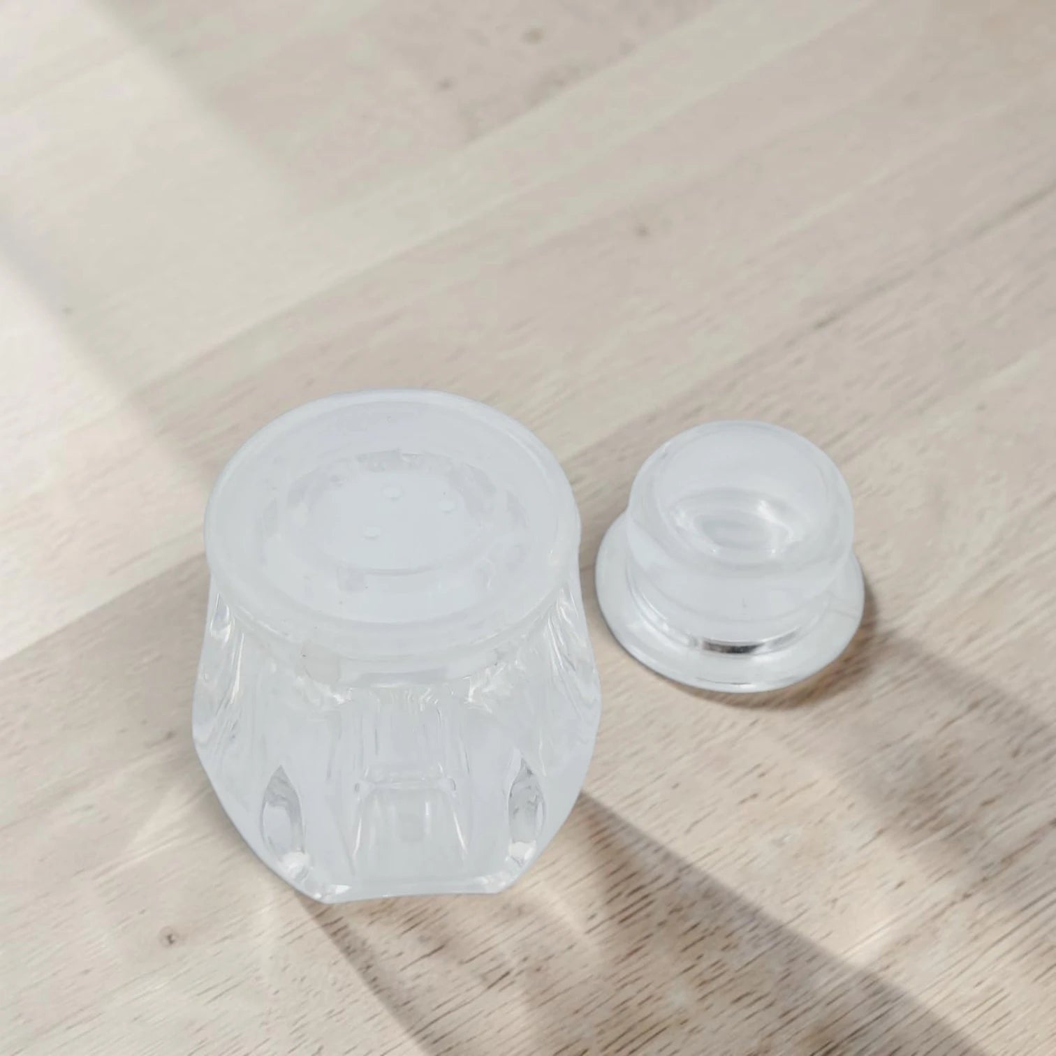 Acrylic Sugar Salt & Pepper Pot Set with Metal Rack, 3 Piece Clear Storage Jars with Lids for Kitchen Countertop Seasoning Organizer, Multi-Purpose Condiment Container Set - Damoo