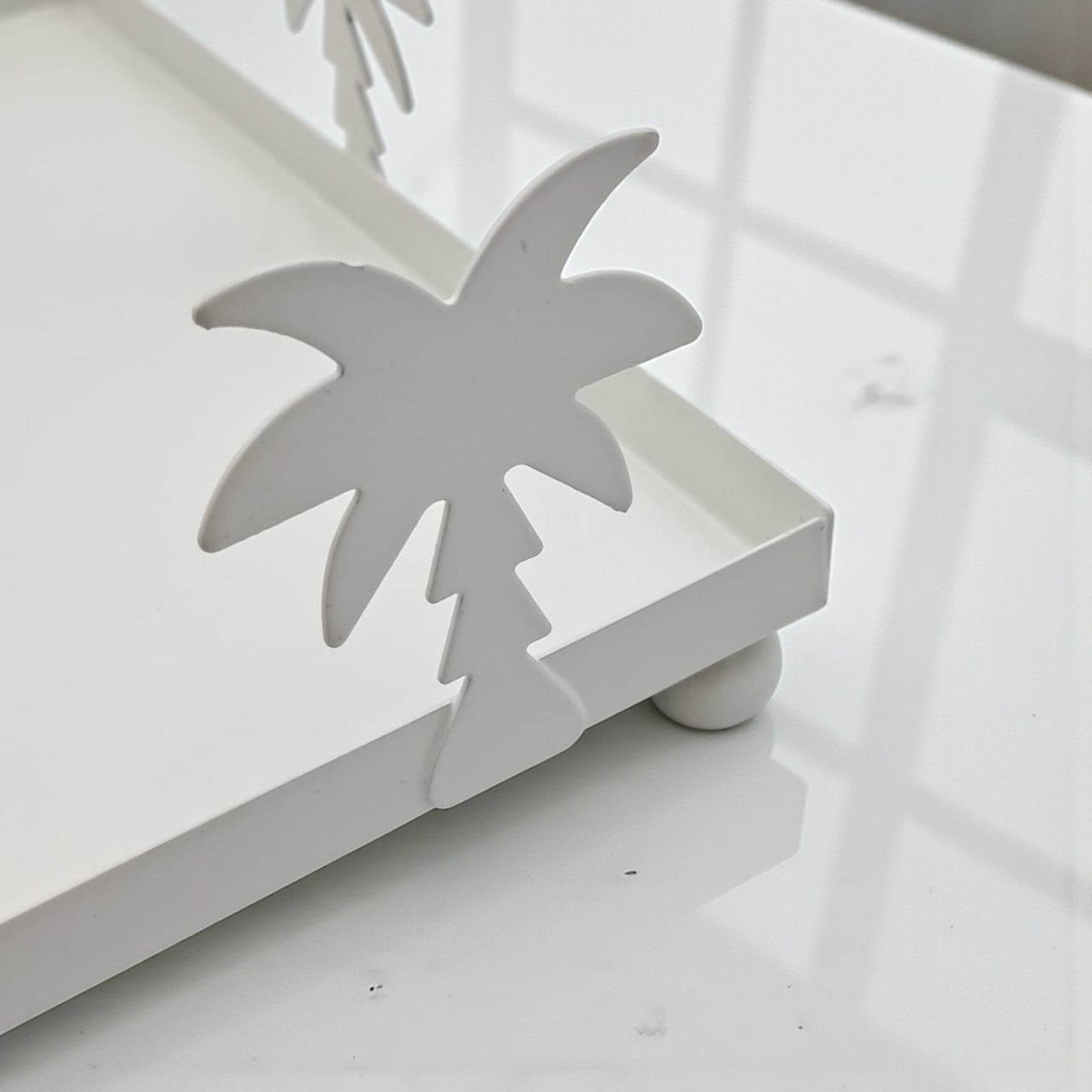 صينية تقديم أكريليك مربعة الشكل بتصميم شجرة نخيل بيضاء مع غطاء مقبب - طبق أنيق شفاف لعرض الحلويات | صينية حلوى وكعك فاخرة بمقبض ذهبي