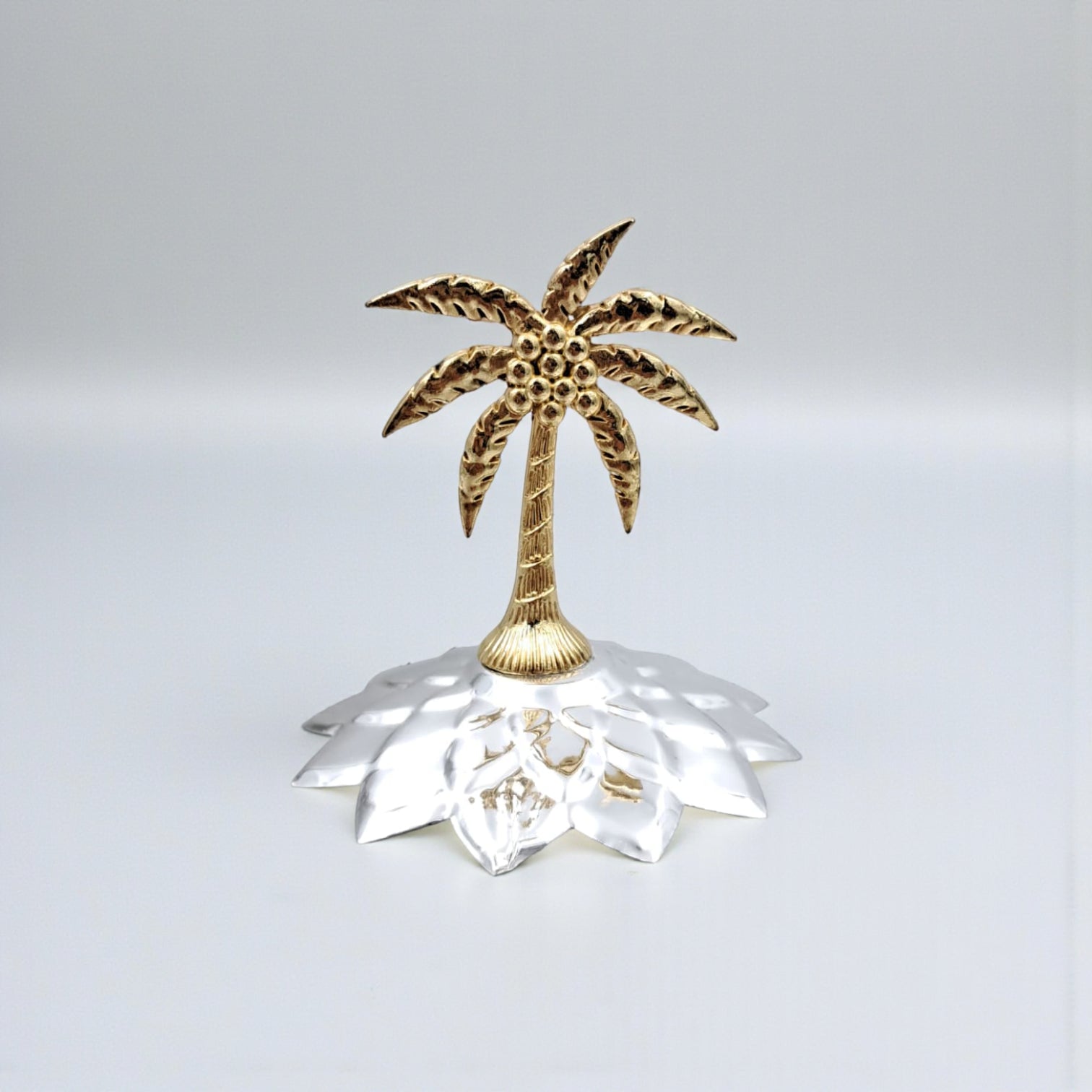 حامل كيك فاخر على شكل شجرة نخيل فضي وذهبي مع غطاء مقبب - صينية عرض حلويات كلاسيكية من الفولاذ والنحاس | طبق تقديم أنيق للكيك والمعجنات والحفلات