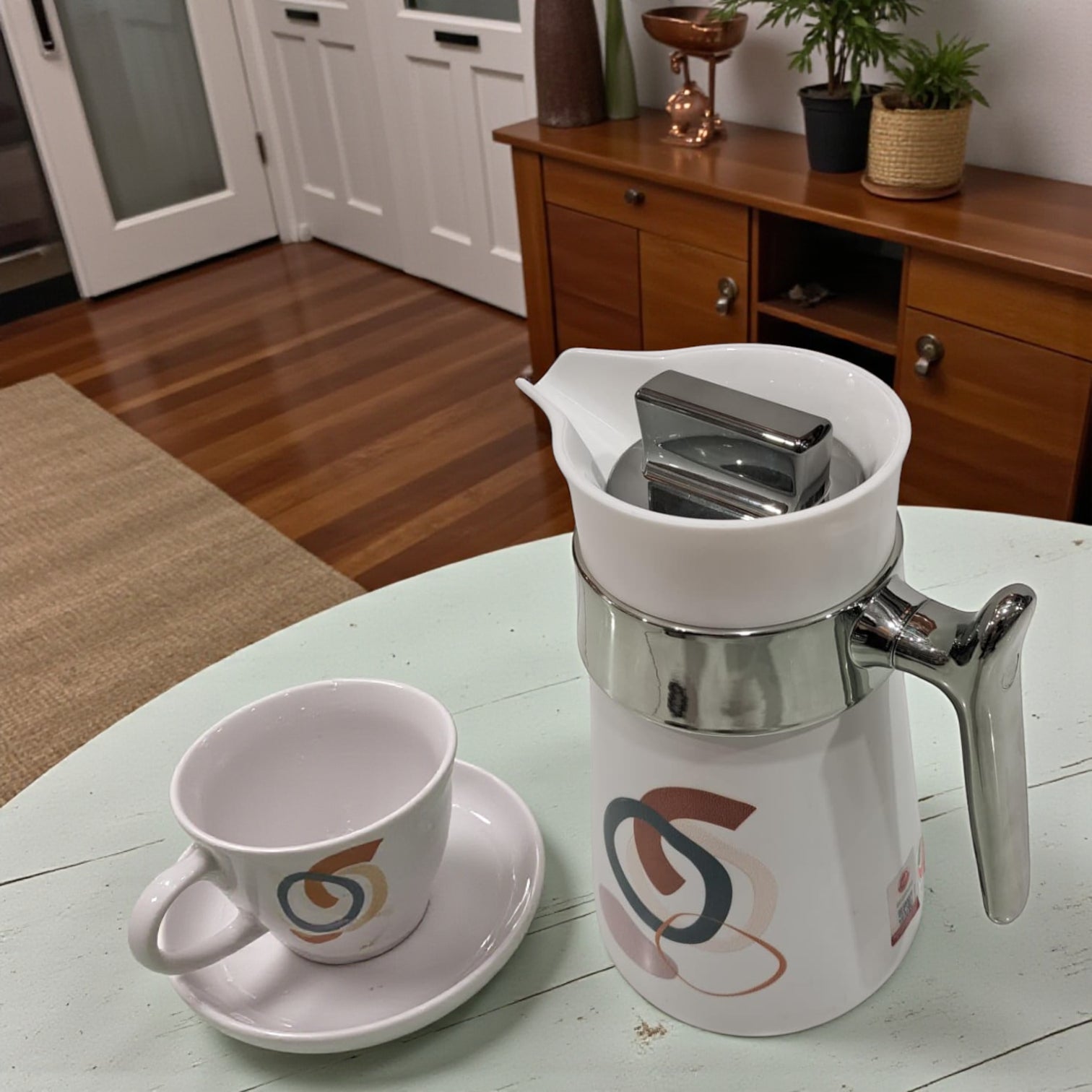 Regal Painted Vacuum Flask 1.0L – Modern White Design with Chrome Handle | Stylish Insulated Jug for Hot & Cold Beverages | Geometric Print | Double Wall Thermal Flask