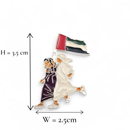 UAE Flag Couple Magnetic Badge – Patriotic Metal Pin with Emirati Man & Woman Holding UAE Flag – National Day Souvenir (H3.5cm x W2.5cm)