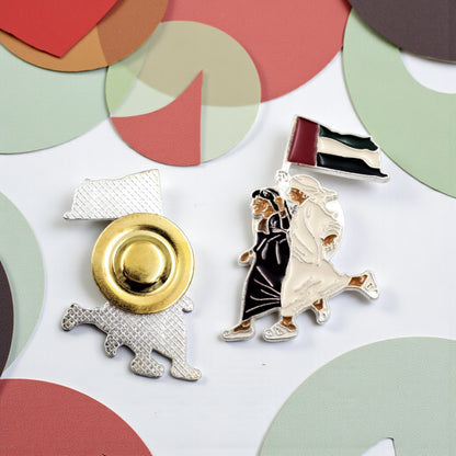 UAE Flag Couple Magnetic Badge – Patriotic Metal Pin with Emirati Man & Woman Holding UAE Flag – National Day Souvenir (H3.5cm x W2.5cm)