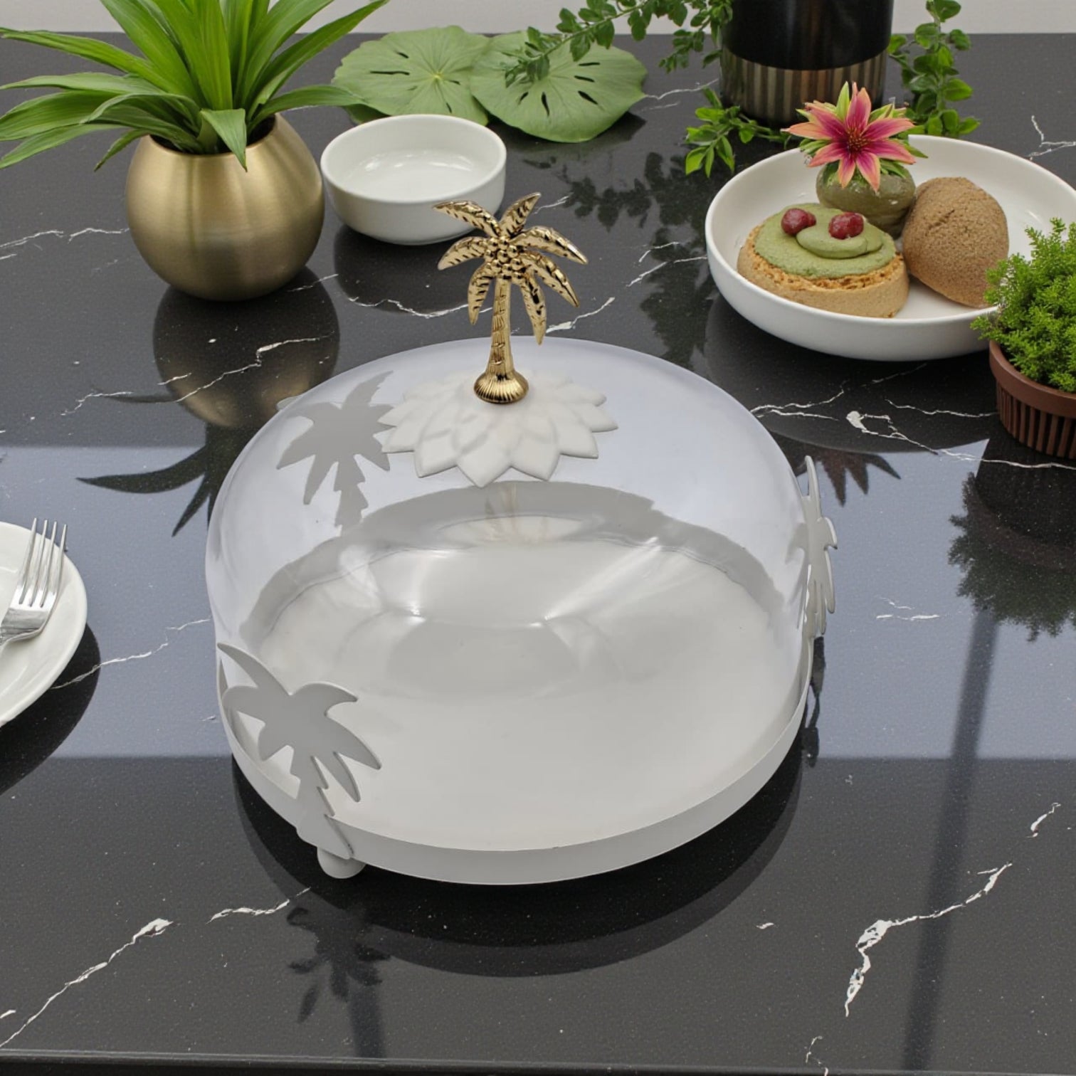 حامل كيك على شكل شجرة نخيل أبيض وذهبي بغطاء مقبب - صينية حلويات دائرية أنيقة من النحاس والزجاج | طبق تقديم مزخرف للكيك والتمر والحلويات