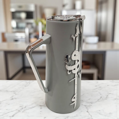 Otantik Home Arabic Calligraphy Thermos – Luxury Insulated Vacuum Jug for Arabic Coffee & Tea – Elegant 1L Flask with Metallic Handle - Damoo