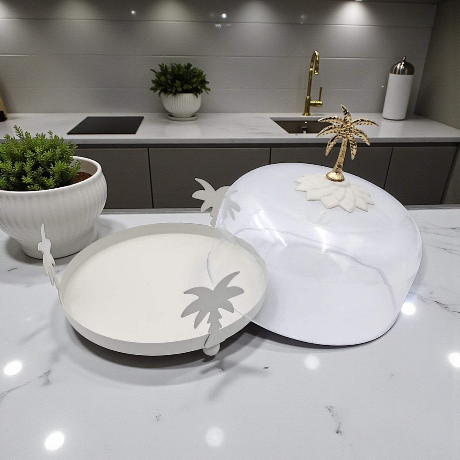 حامل كيك على شكل شجرة نخيل أبيض وذهبي بغطاء مقبب - صينية حلويات دائرية أنيقة من النحاس والزجاج | طبق تقديم مزخرف للكيك والتمر والحلويات