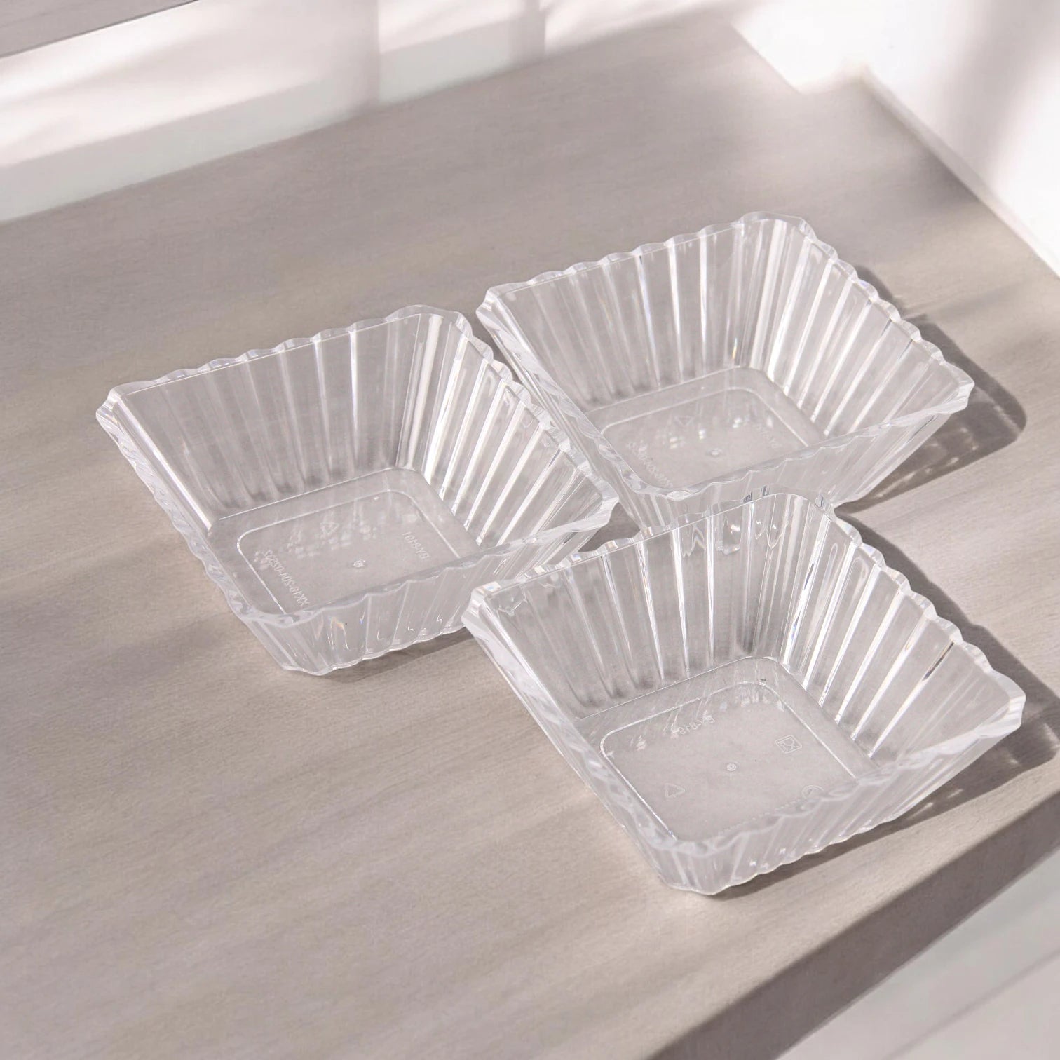 Damoo Clear Acrylic Snack Tray with Lid and 3 Sections – Elegant Serving Dish with Gold Handles for Sweets, Nuts, and Dates - Damoo