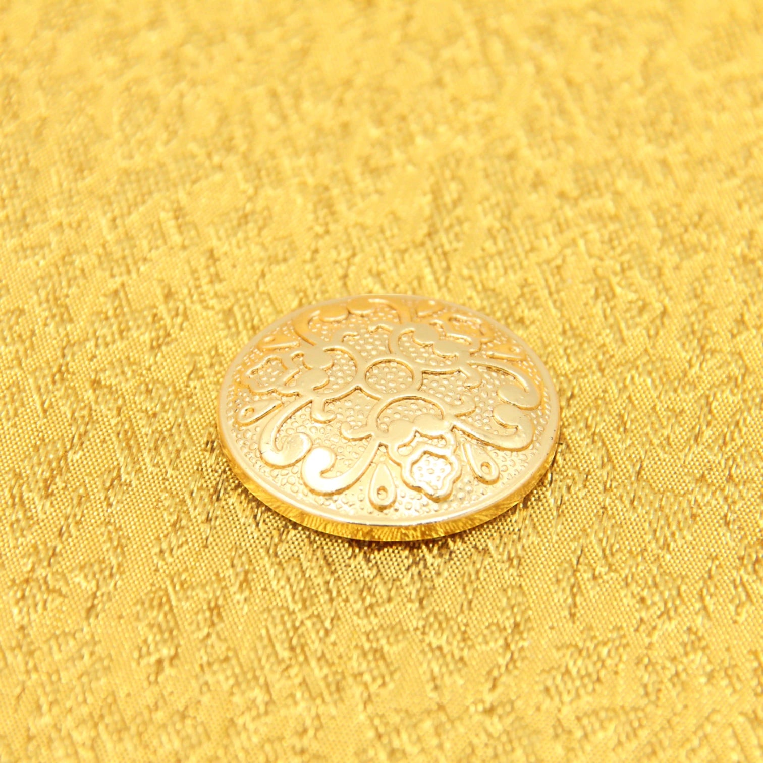Damoo Elegant Gold-Plated Round Serving Tray with Dome Lid – Decorative Dessert Stand for Sweets, Dates & Pastries - Damoo