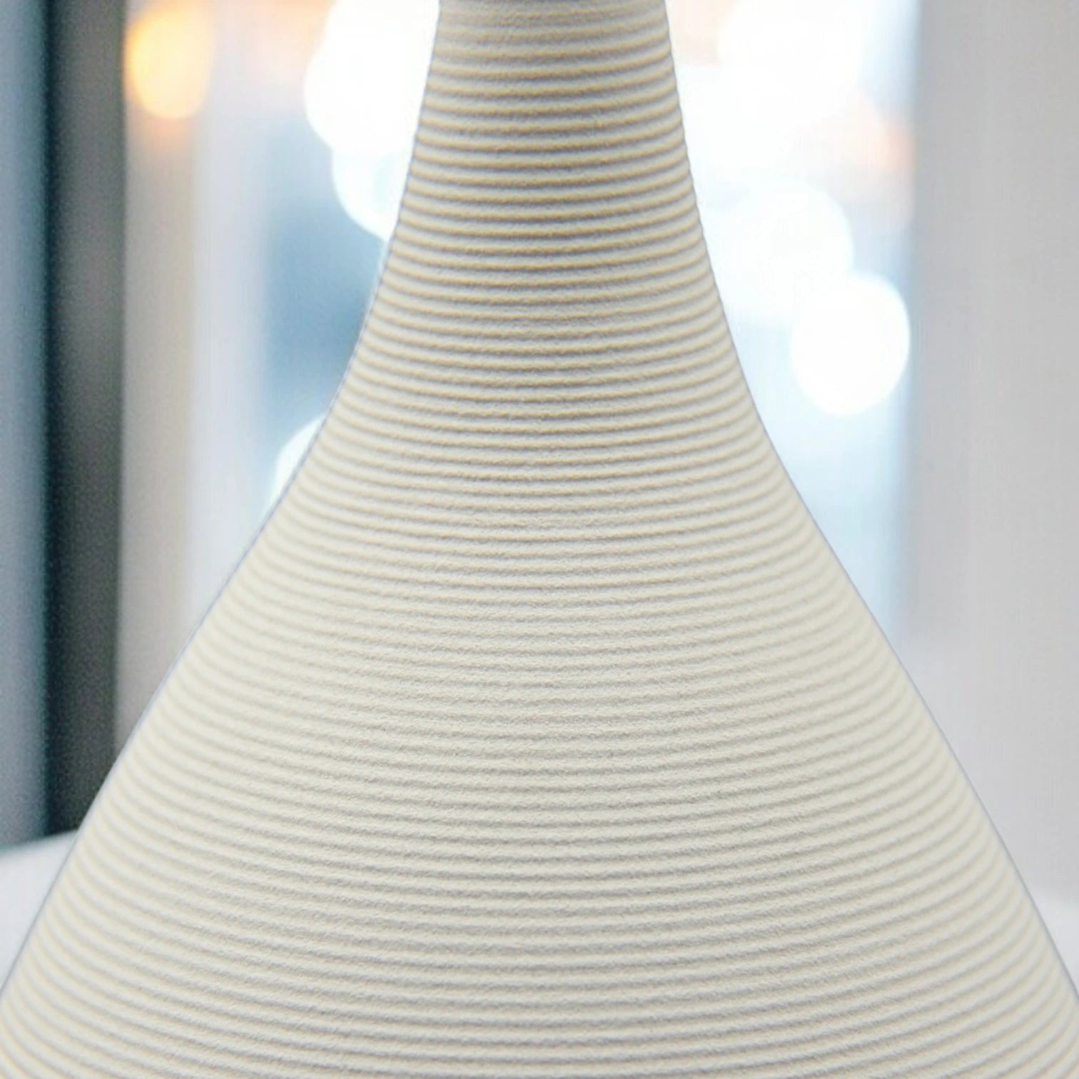 Damoo Elegant White Ceramic Vase with Minimalist Teardrop Design – Ideal for Modern Home Decor or Single Stem Display - Damoo
