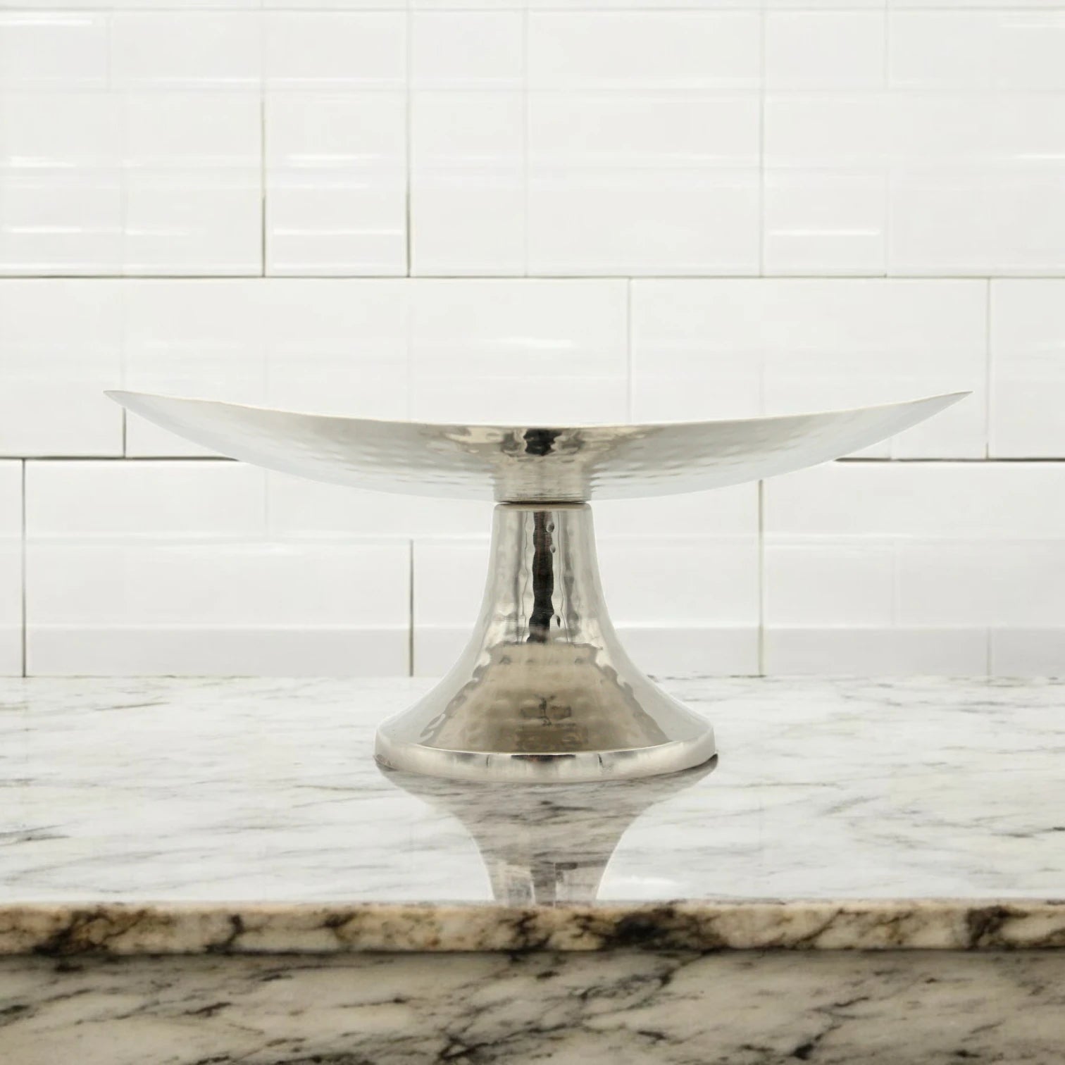 Damoo Modern Hammered Metal Oval Plate with Pedestal Stand – Decorative Centerpiece Bowl for Dining & Living Rooms - Damoo
