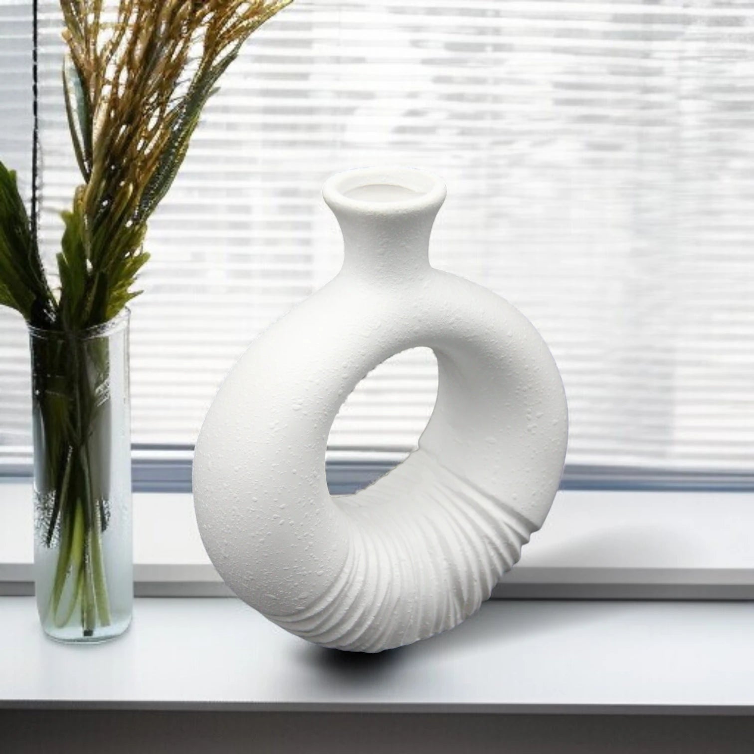Damoo Modern White Ceramic Donut Vase with Textured Base – Decorative Circle Vase for Contemporary Home Decor & Faux Floral Arrangements - Damoo