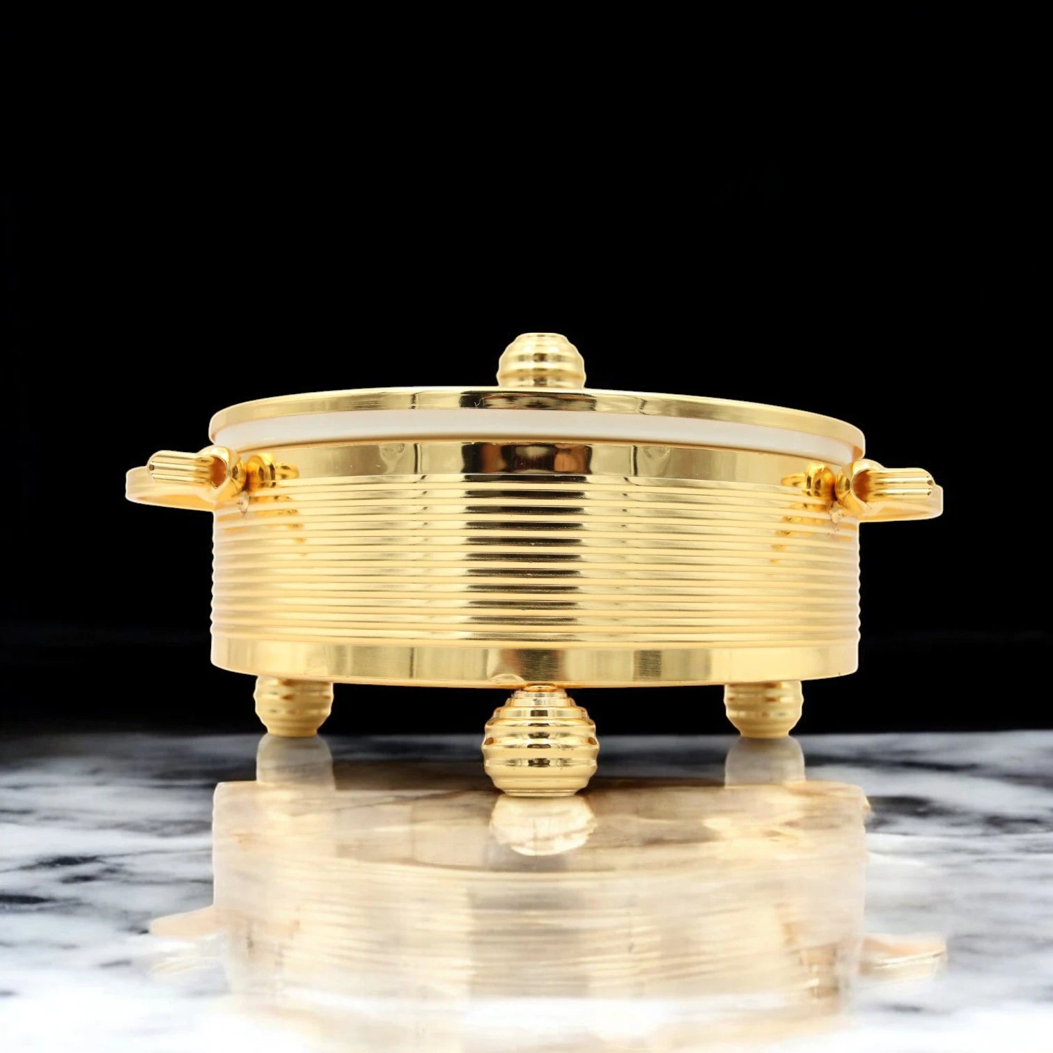 Damoo Round Ceramic Serving Dish with Gold Metal Stand & Lid – Elegant Oven-to-Table Cookware for Buffet, Parties, and Ramadan Gatherings - Damoo
