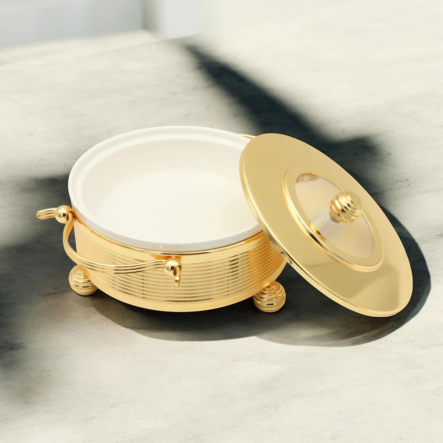 Damoo Round Ceramic Serving Dish with Gold Metal Stand & Lid – Elegant Oven-to-Table Cookware for Buffet, Parties, and Ramadan Gatherings - Damoo