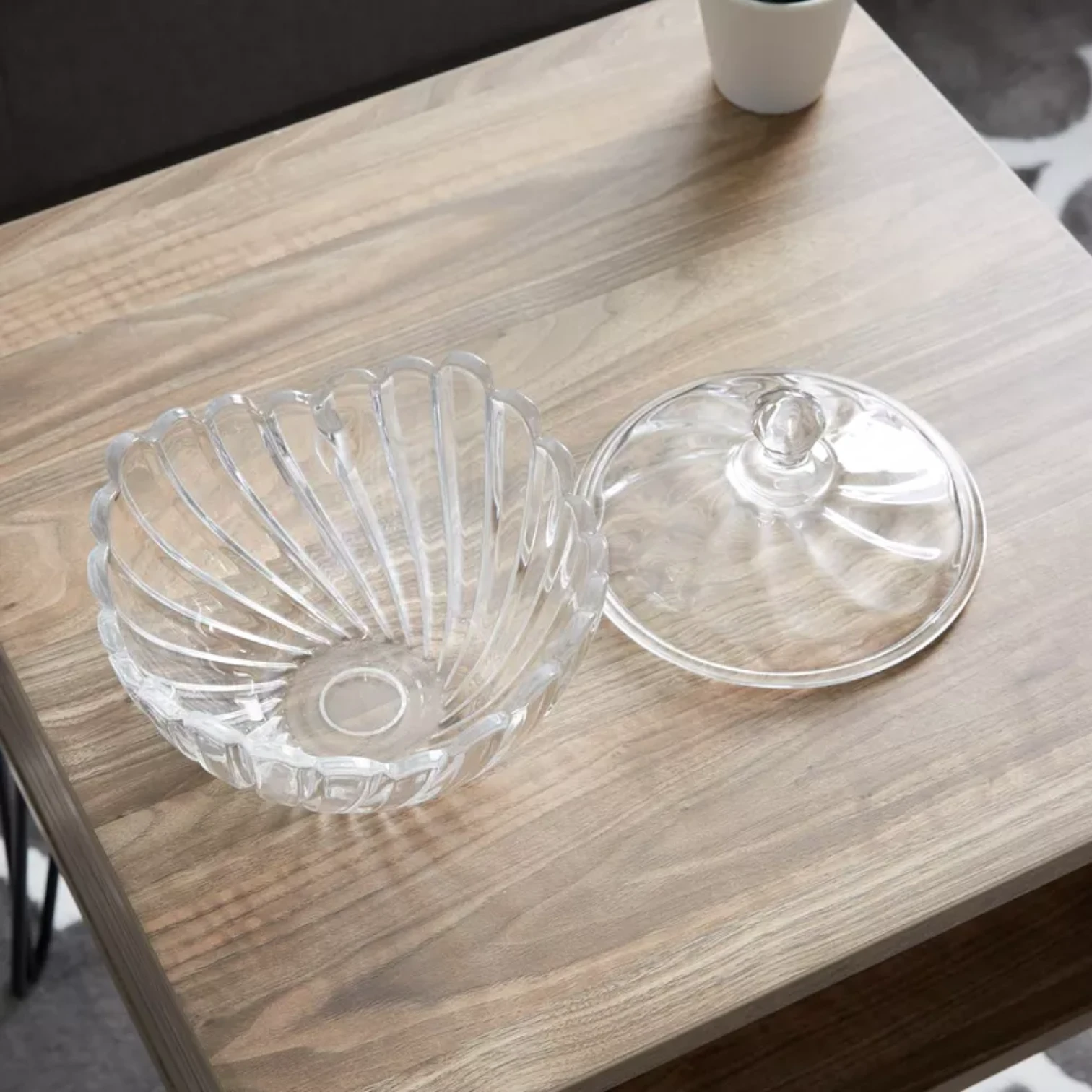 DIAMONDS Elegant Crystal-Style Glass Candy Bowl with Lid –  Decorative Clear Storage Jar for Sweets, Nuts & Decor – Diamond Cut Design - Damoo