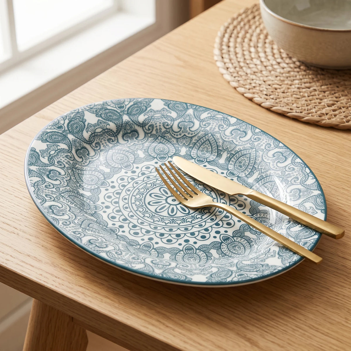 Che Brucia Oval porcelain plate – 30 CM or 35 CM | Green or Blue | Glossy Decorative Porcelain Serving Plate with Raised Rim and Ornamental Pattern - Green / 30 CM - Image 2