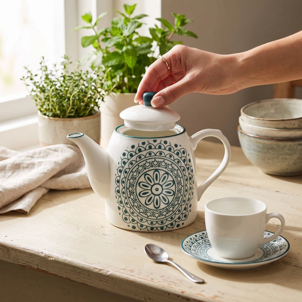 Che Brucia Porcelain Coffee & Tea Pot 700 ml – Lidded Teapot with Spout and Handle, Decorative Blue or Green Design - Green - Image 3