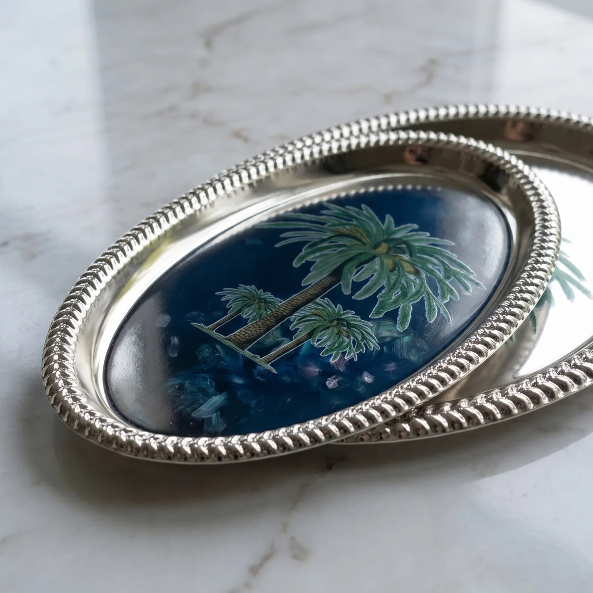 Silver-Toned Oval Serving Tray 28 x 17 x 2 cm with Beaded Rim and Palm Tree Artwork