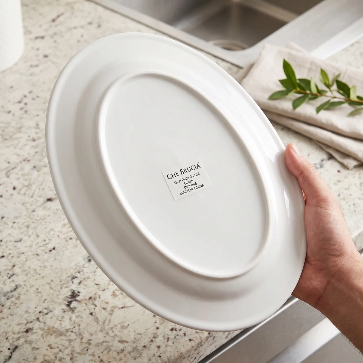 Che Brucia Oval porcelain plate – 30 CM or 35 CM | Green or Blue | Glossy Decorative Porcelain Serving Plate with Raised Rim and Ornamental Pattern - Green / 30 CM - Image 4