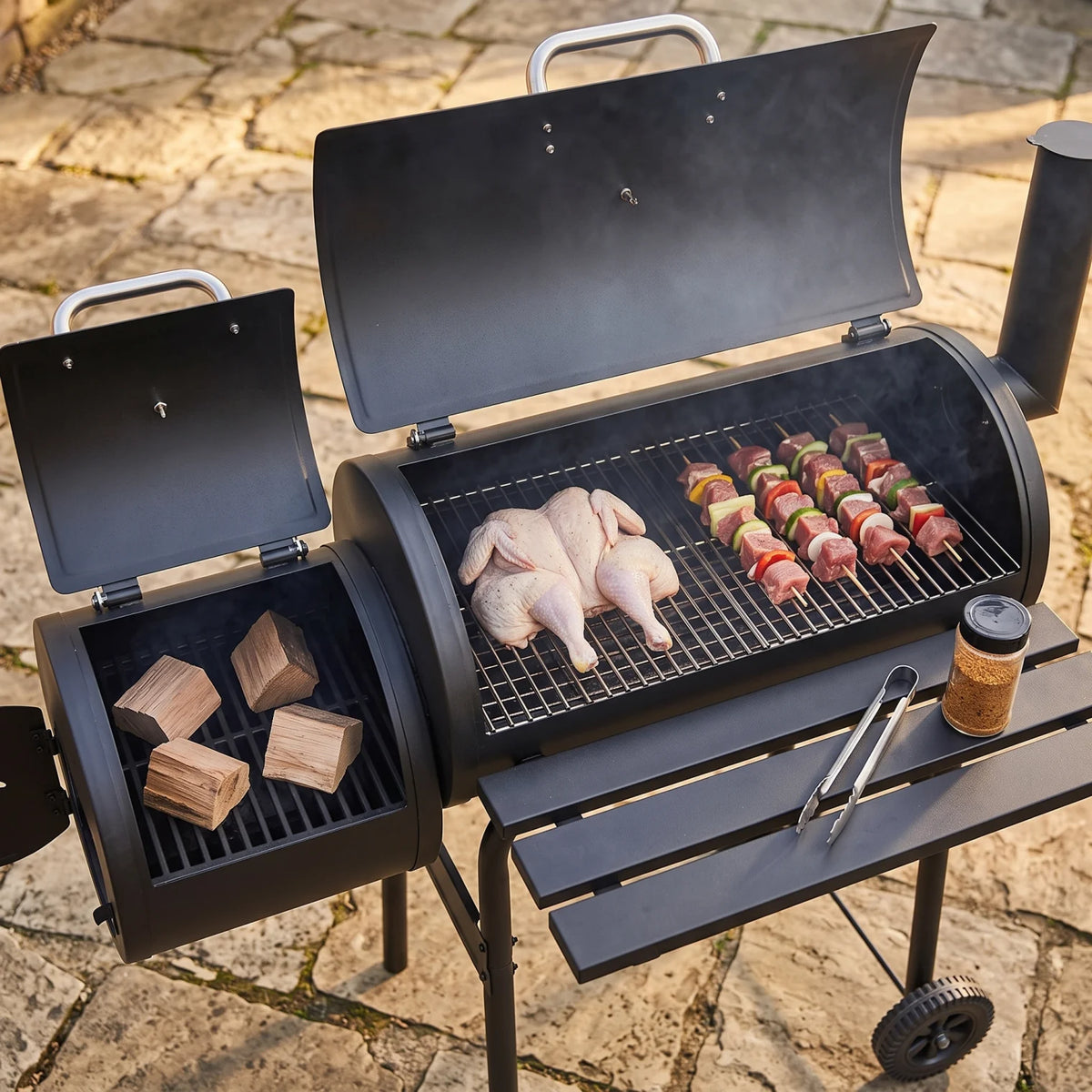 Black Charcoal Barrel BBQ Grill with Offset Smoker Side Box – 114 x 65 x 106 cm, Lid Thermometer, Handles, Wheels and Outdoor Cooking Design