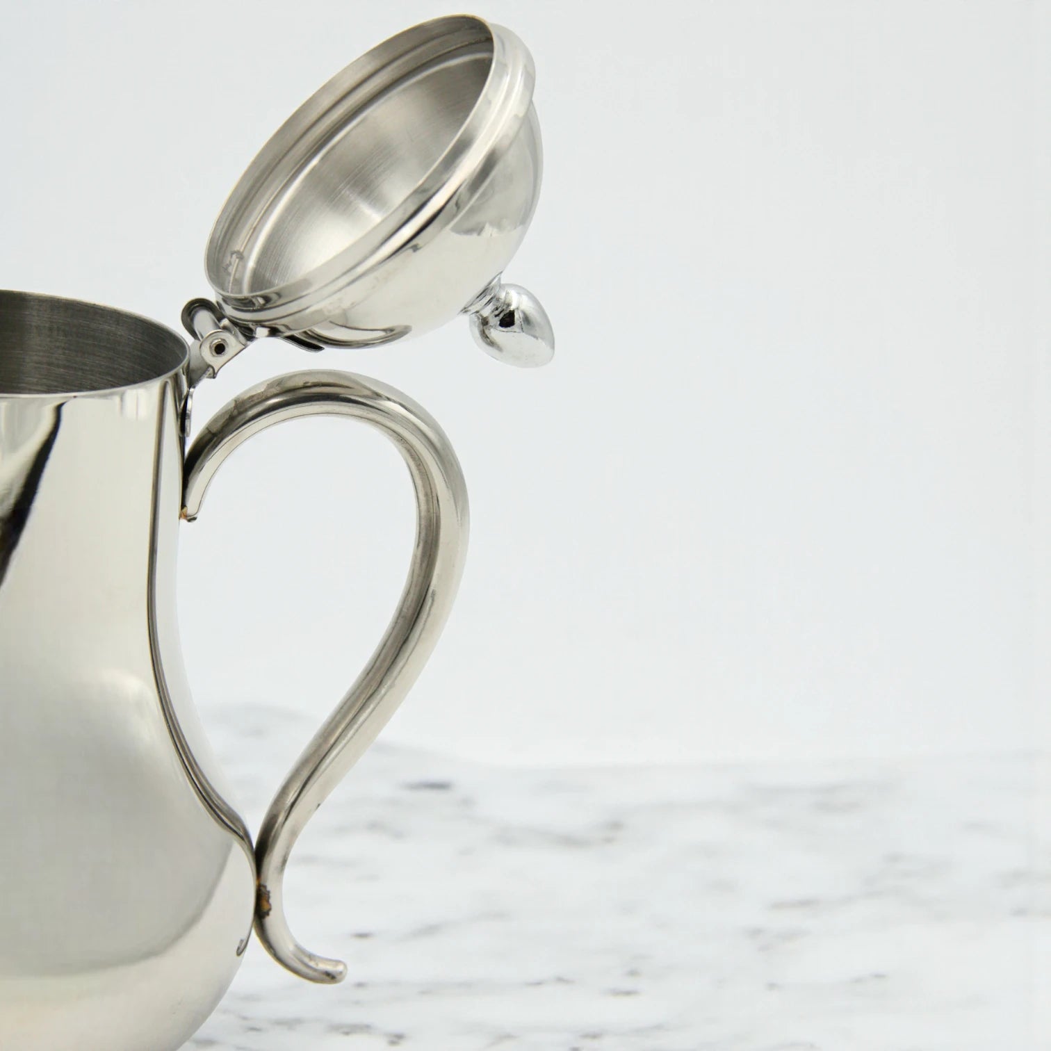 Stainless Steel Pot with Lid 1.5 L – Elegant Mirror Finish Kettle for Serving Tea or Coffee, Drip-Free Spout & Heat-Resistant Handle – Classic Steel Teapot for Home, Hotels, and Restaurants - Damoo